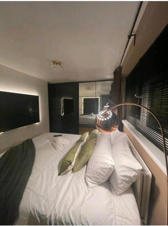 Privatunterkunft R3 Superking Sized Bed & 75